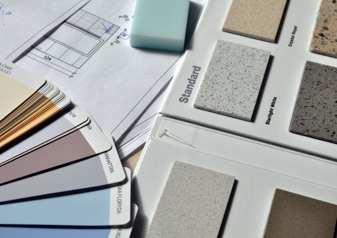 Arrangements für einen schmalen Flur